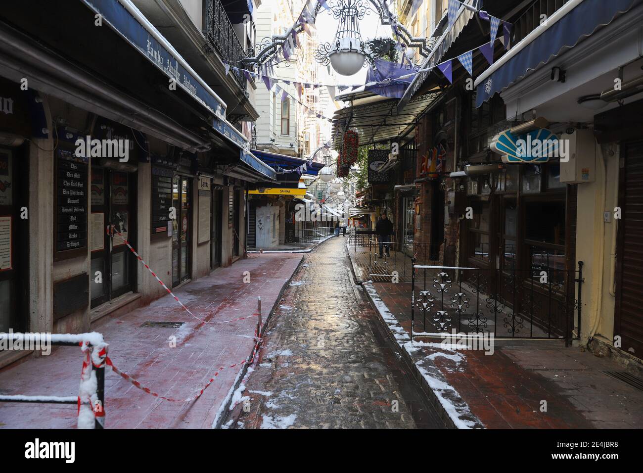 ISTANBUL, TÜRKEI - 18. JANUAR 2021: Bars und Restaurants sind in der Nevizade Straße geschlossen, wo eines der beliebtesten Unterhaltungsziele ist Stockfoto