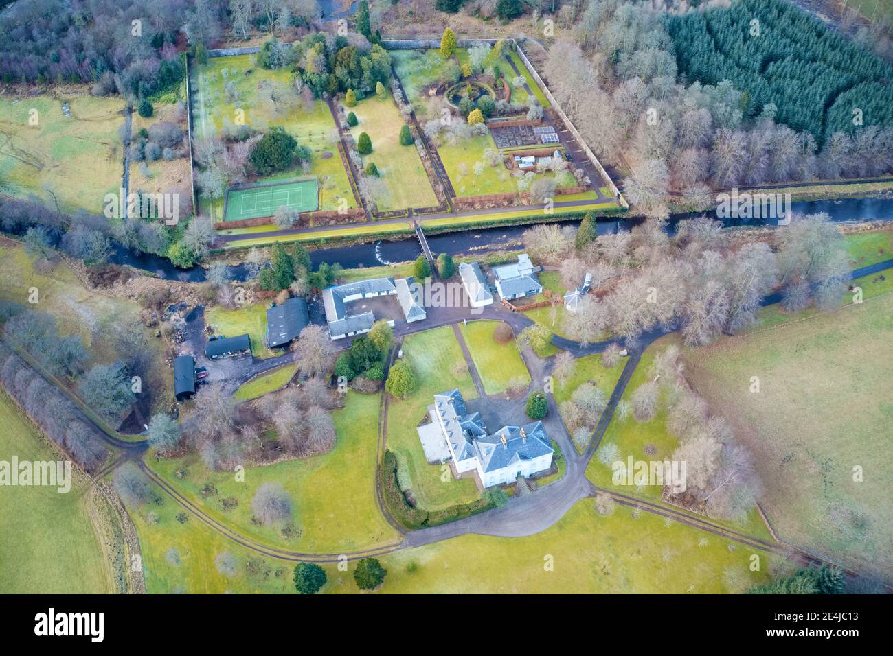 Villa und privater Tennisplatz in Immobilien-Gelände Luftaufnahme Blick von oben Stockfoto