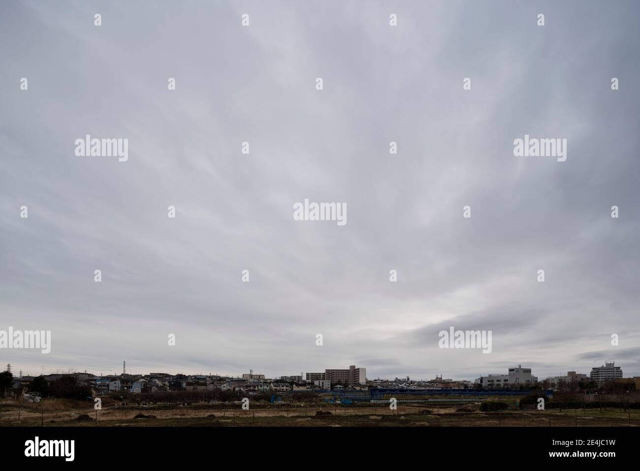 Wolkenverhangener Himmel (24. Januar 2021), Stadt Isehara, Präfektur Kanagawa, Japan. Wolkendecke 8. Stockfoto