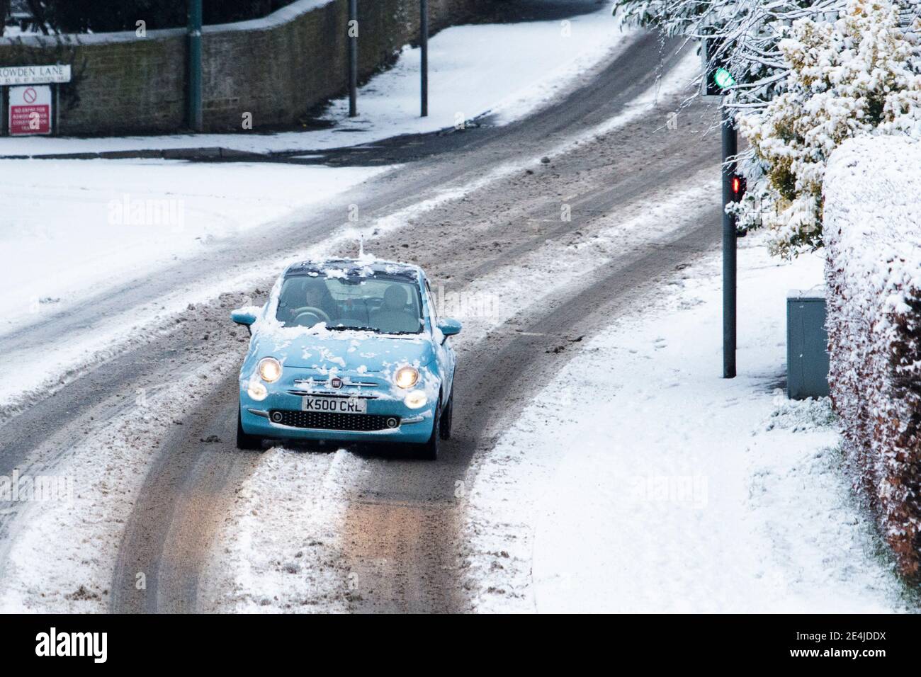 Chippenham, Wiltshire, Großbritannien. Januar 2021. Als Chippenham-Bewohner zu ihrem ersten Schnee des Jahres aufwachen, werden die Fahrer auf den vereisten Straßen abgebildet. Quelle: Lynchpics/Alamy Live News Stockfoto