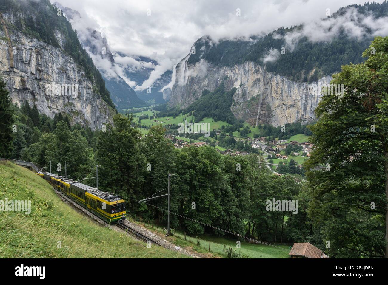 Eine Wengernalp-Bahn steigt den Hügel von Lauterbrunnen an Wengen im Berner Oberland in den Schweizer Alpen Stockfoto