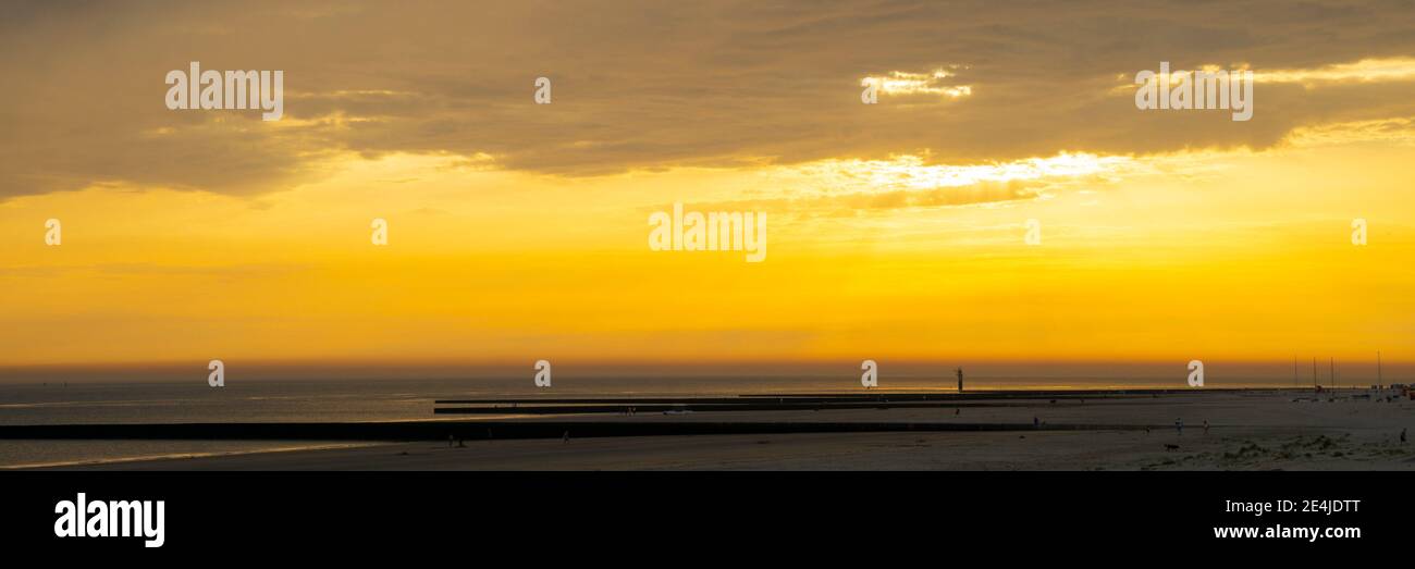 Sonnenuntergang an der Südküste von Borkum, Ostfriesische Insel, ostfriesland, Niedersachsen, Deutschland, Europa Stockfoto