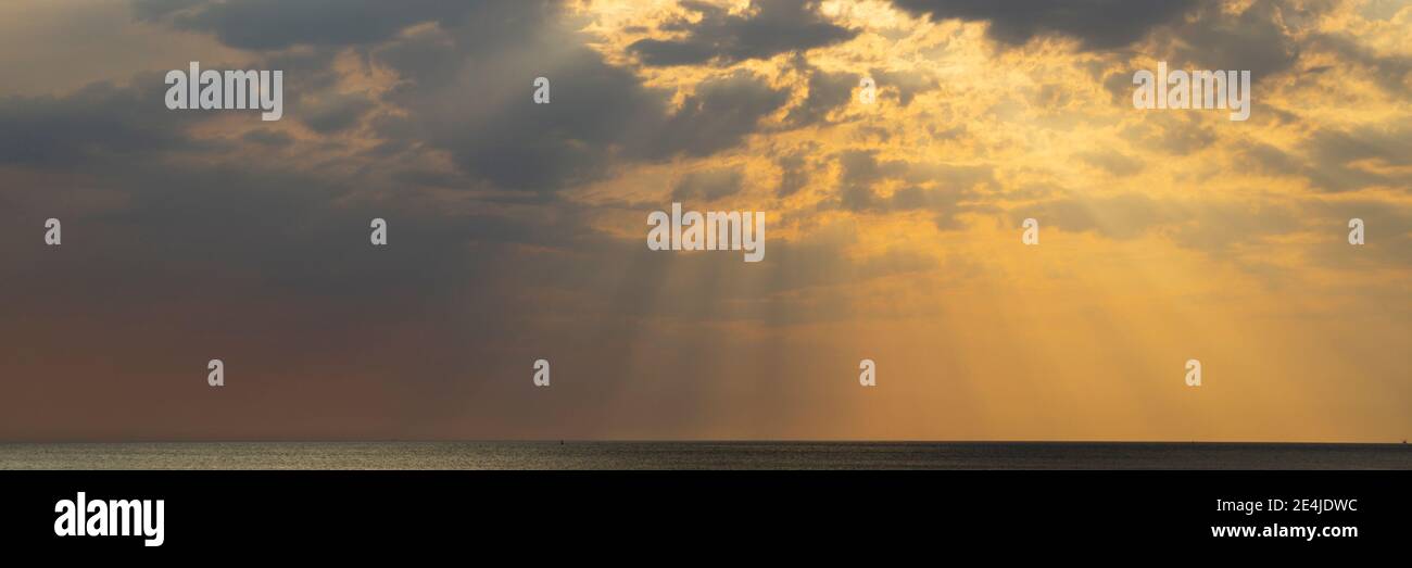 Dramatischer Himmel über der Nordsee, Borkum, Ostfriesische Insel, ostfriesland, Niedersachsen, Deutschland, Europa Stockfoto