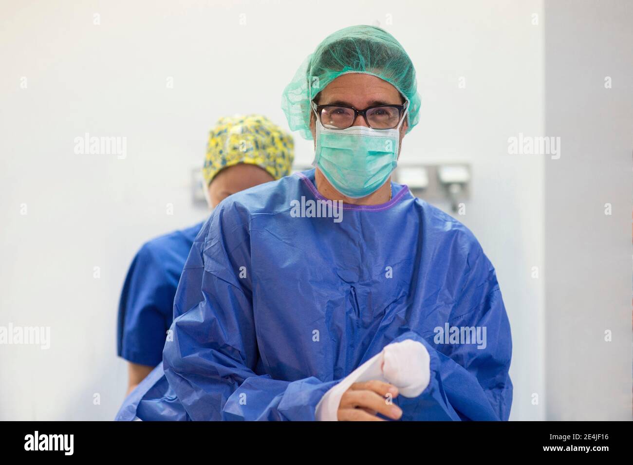 Männliche Chirurg Waschen der Hände im Waschbecken im Krankenhaus Stockfoto