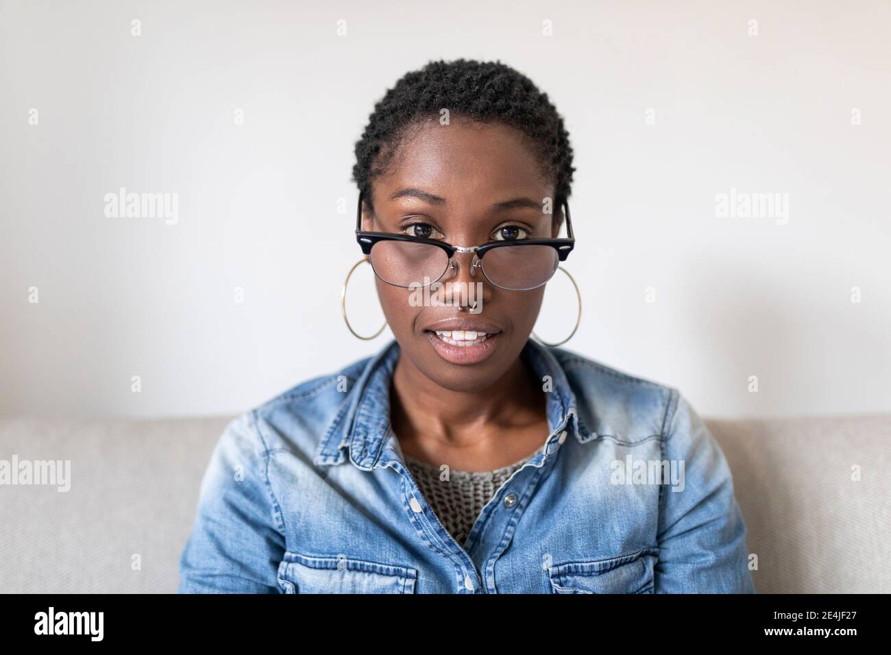 Porträt der Frau mit Brille Stockfoto