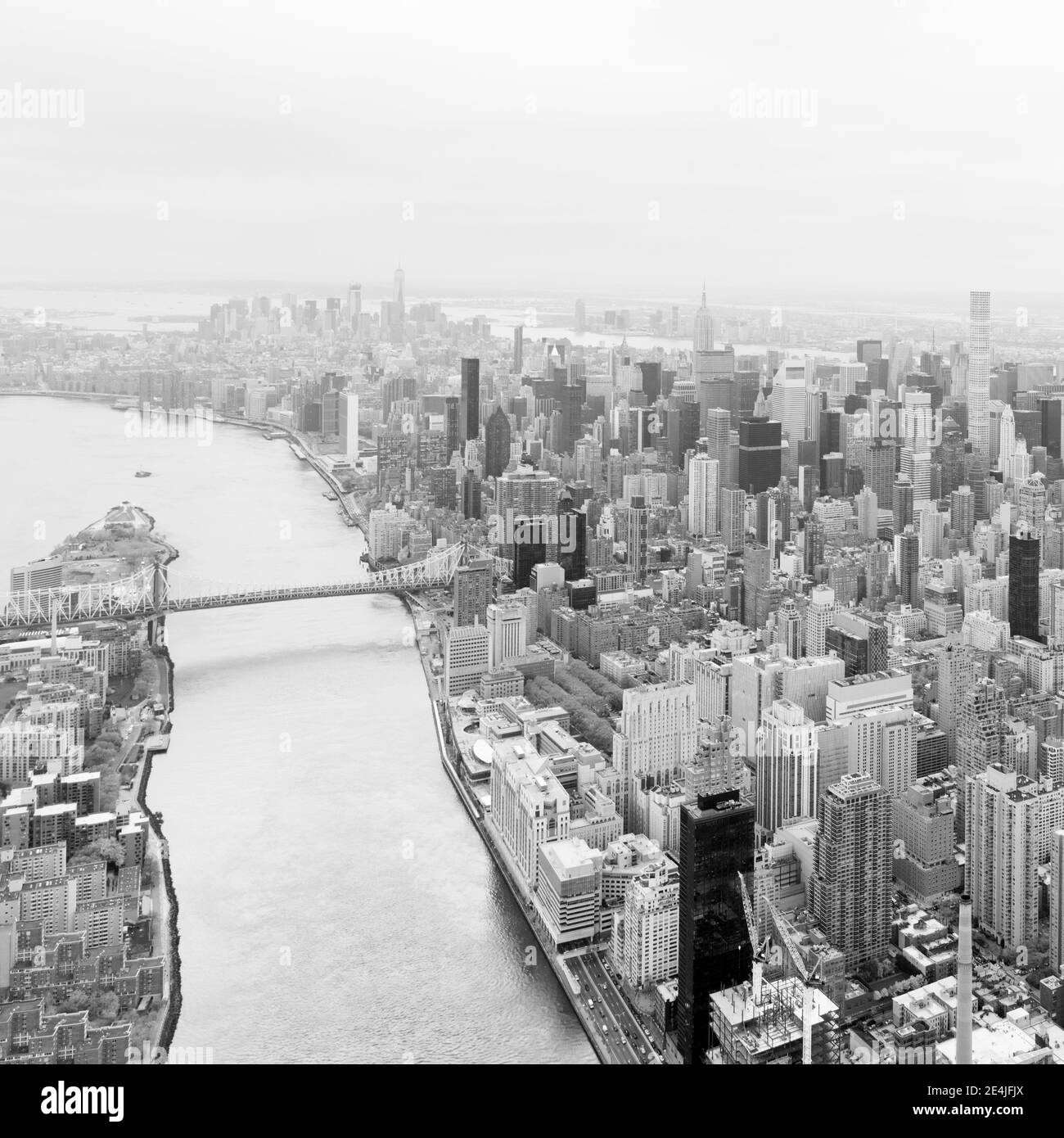USA, New York, New York City, Ed Koch Queensboro Bridge und Midtown, High-Angle-View, bw Stockfoto