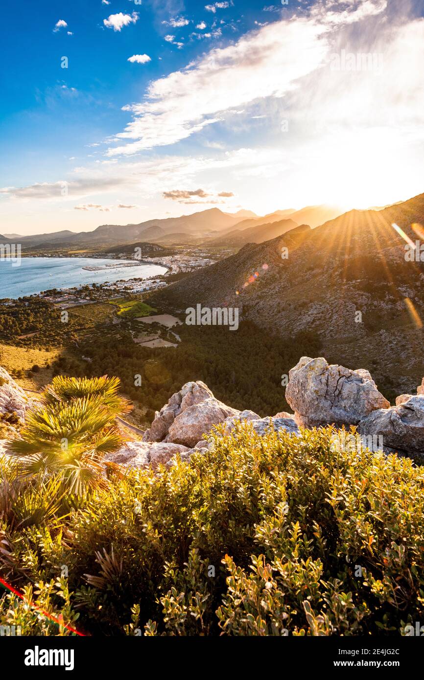 Spanien, Mallorca, Port de Pollenca, Sonnenuntergang über dem Küstental im Sommer Stockfoto