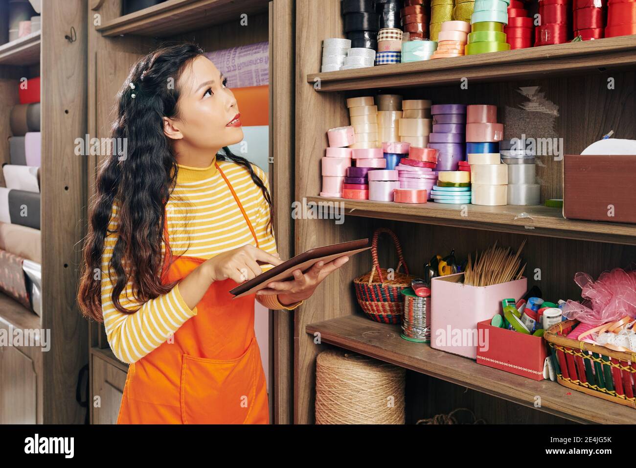 Blumengeschäft Besitzer Bestellung Handwerk Produkte Stockfoto