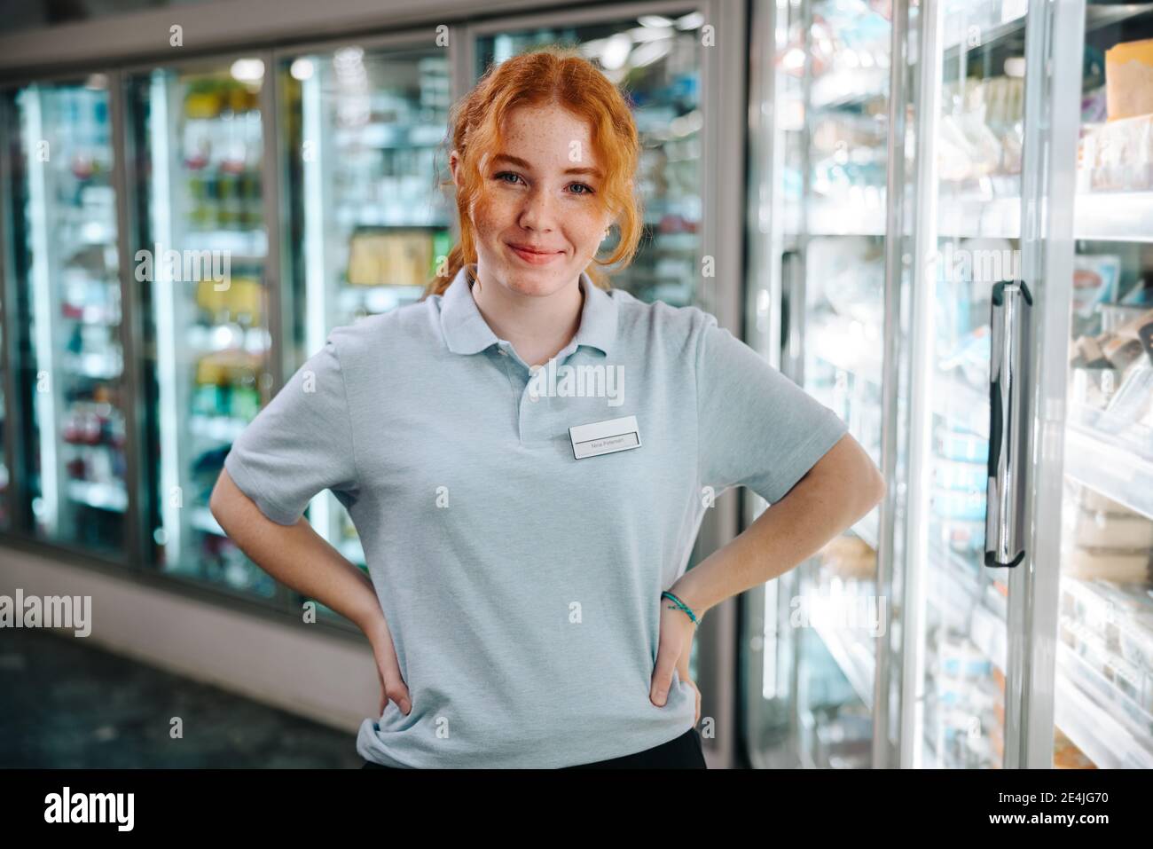 Porträt einer Studentin, die im Lebensmittelgeschäft arbeitet. Frau im Urlaub Job im modernen Supermarkt. Stockfoto