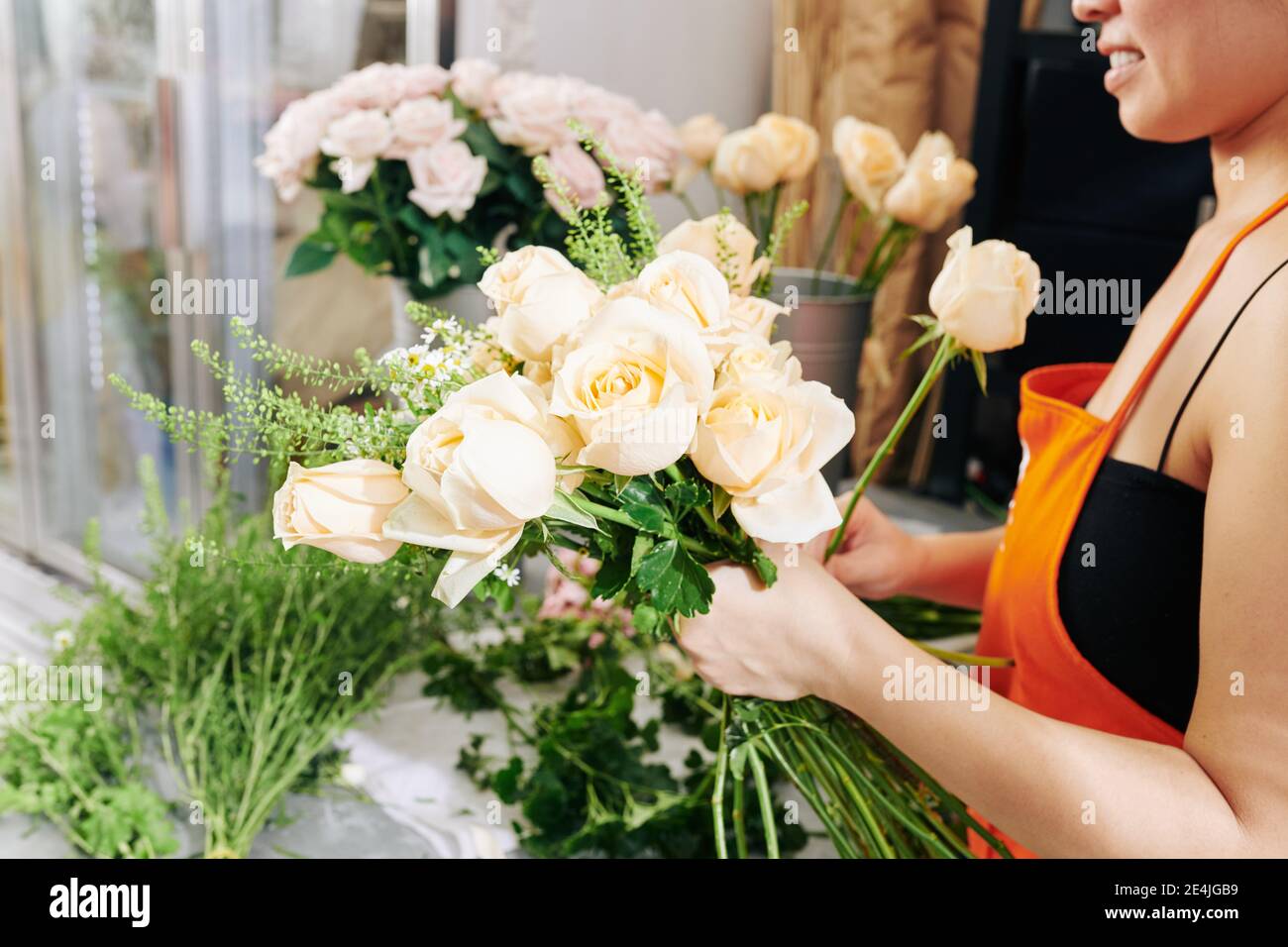 Florist Herstellung Blumenstrauß für Braut Stockfoto