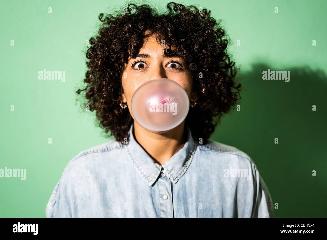 Porträt einer jungen Frau Blasen Blase Kaugummi Blase Stockfoto