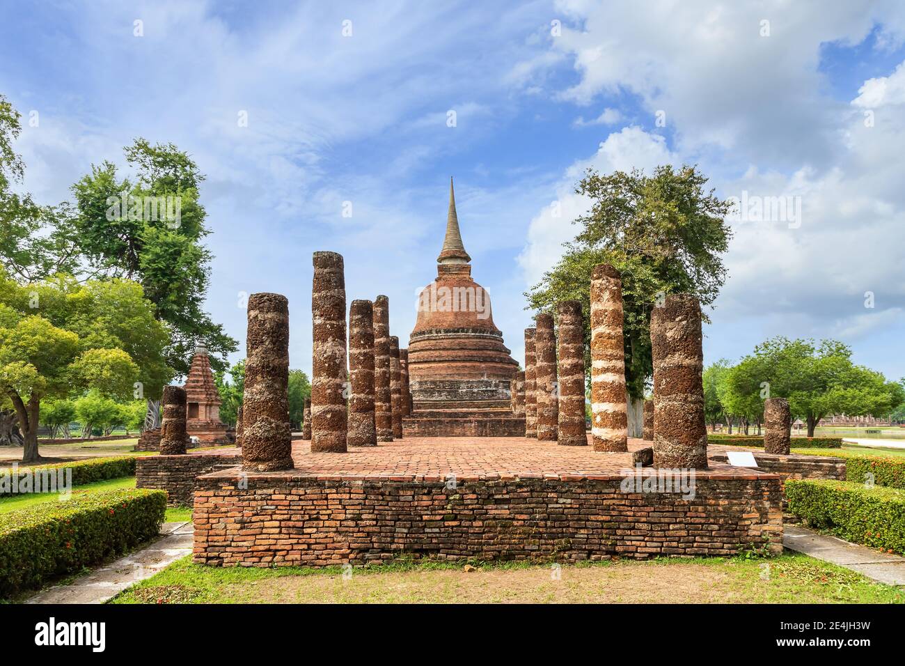 Pagode und ruinierte Kapelle Kloster Komplex am Wat Chana Songkhram Tempel, Sukhothai Historical Park, Thailand Stockfoto