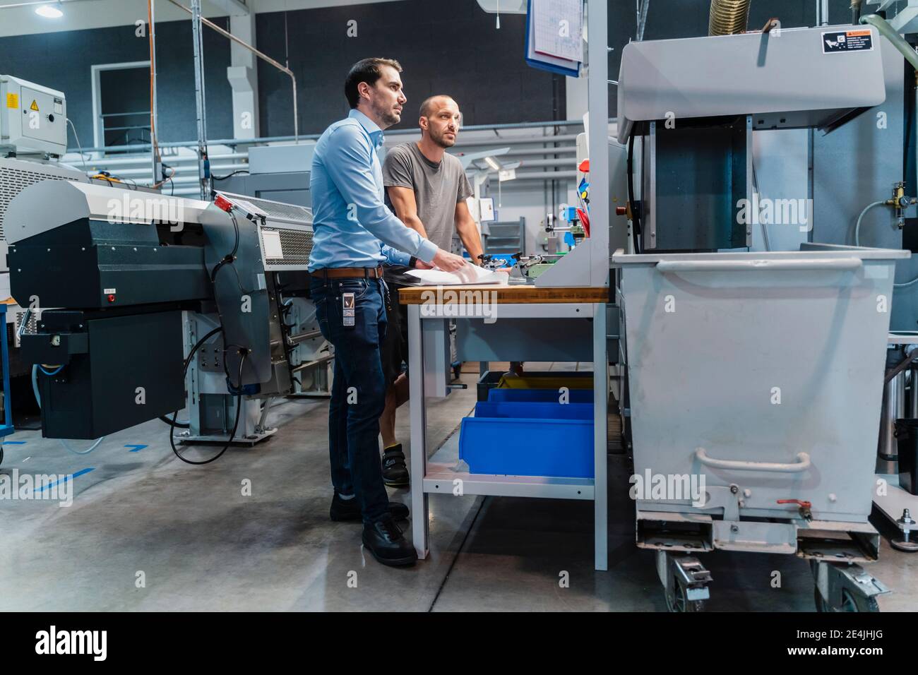 Ingenieur- und Wartungsarbeiter planen während der Arbeit in der Industrie Stockfoto