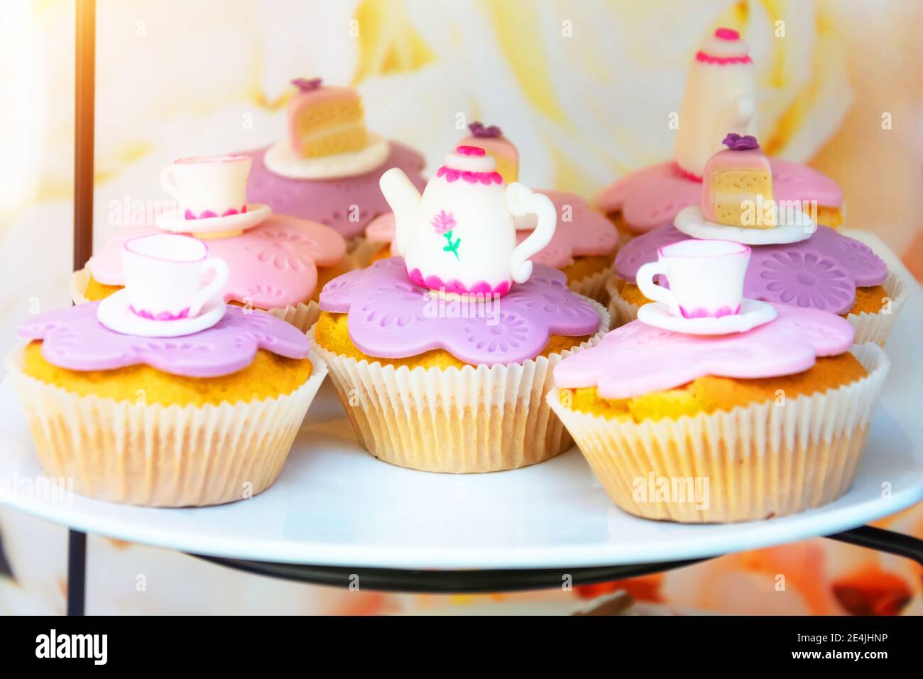 Kuchen, Cupcakes mit einer Teekanne und Teetassen Stockfoto
