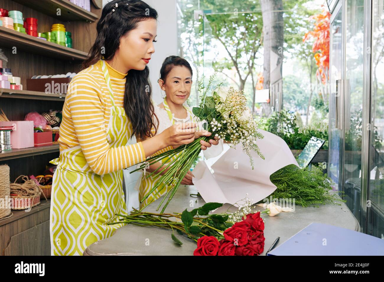 Floristin macht Faust Bouquet Stockfoto