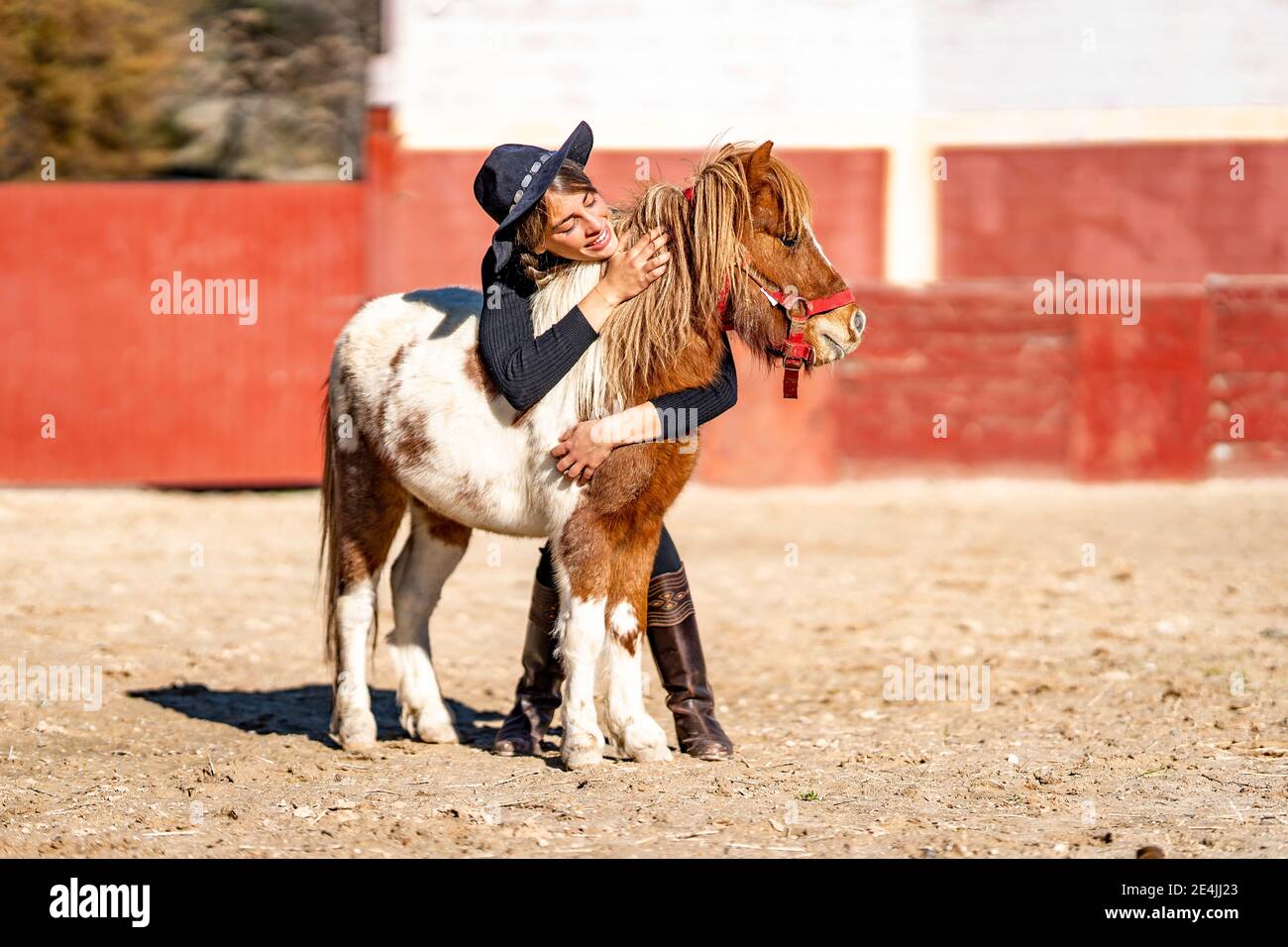 Frau mit Pony im Fahrerlager Stockfoto