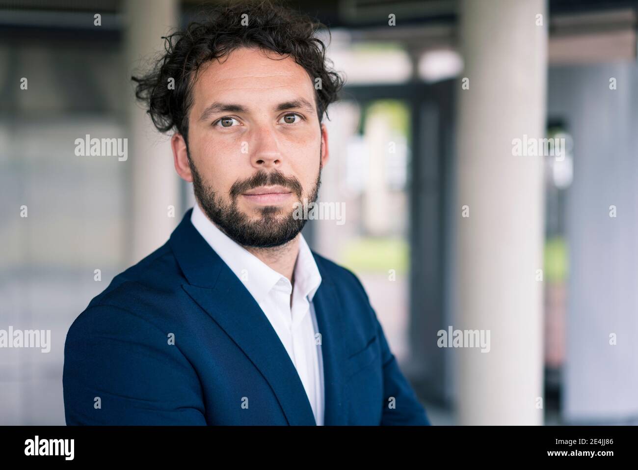 Selbstbewusster männlicher Profi in der Bürolobby Stockfoto Selbstbewusster männlicher Profi in der Bürolobby Stockfoto