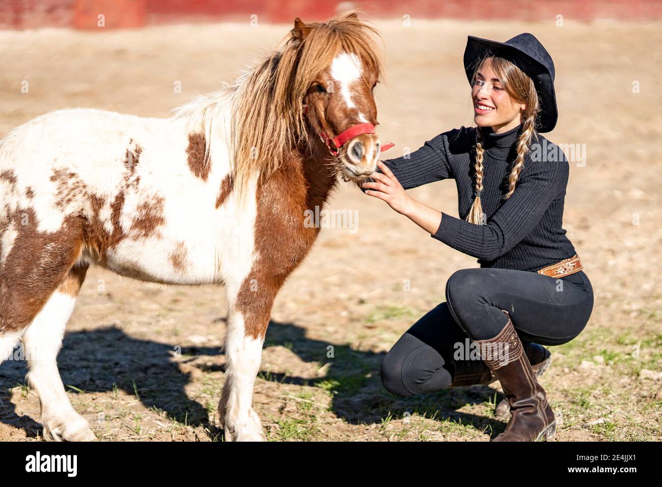 Frau mit Pony im Fahrerlager Stockfoto