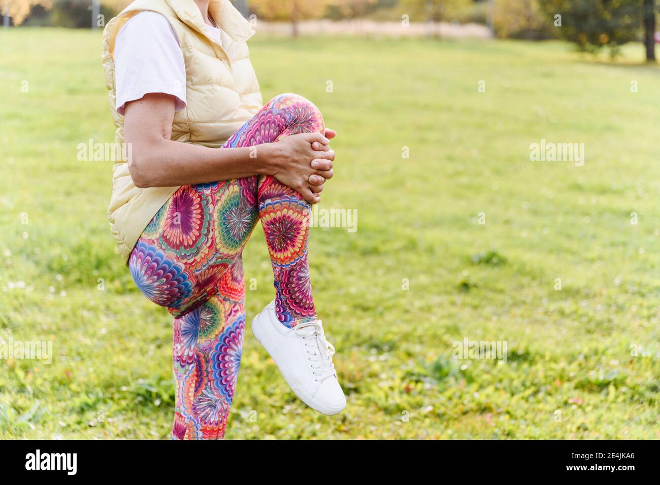 Reife Frau tut warm up Übung im öffentlichen Park Stockfoto