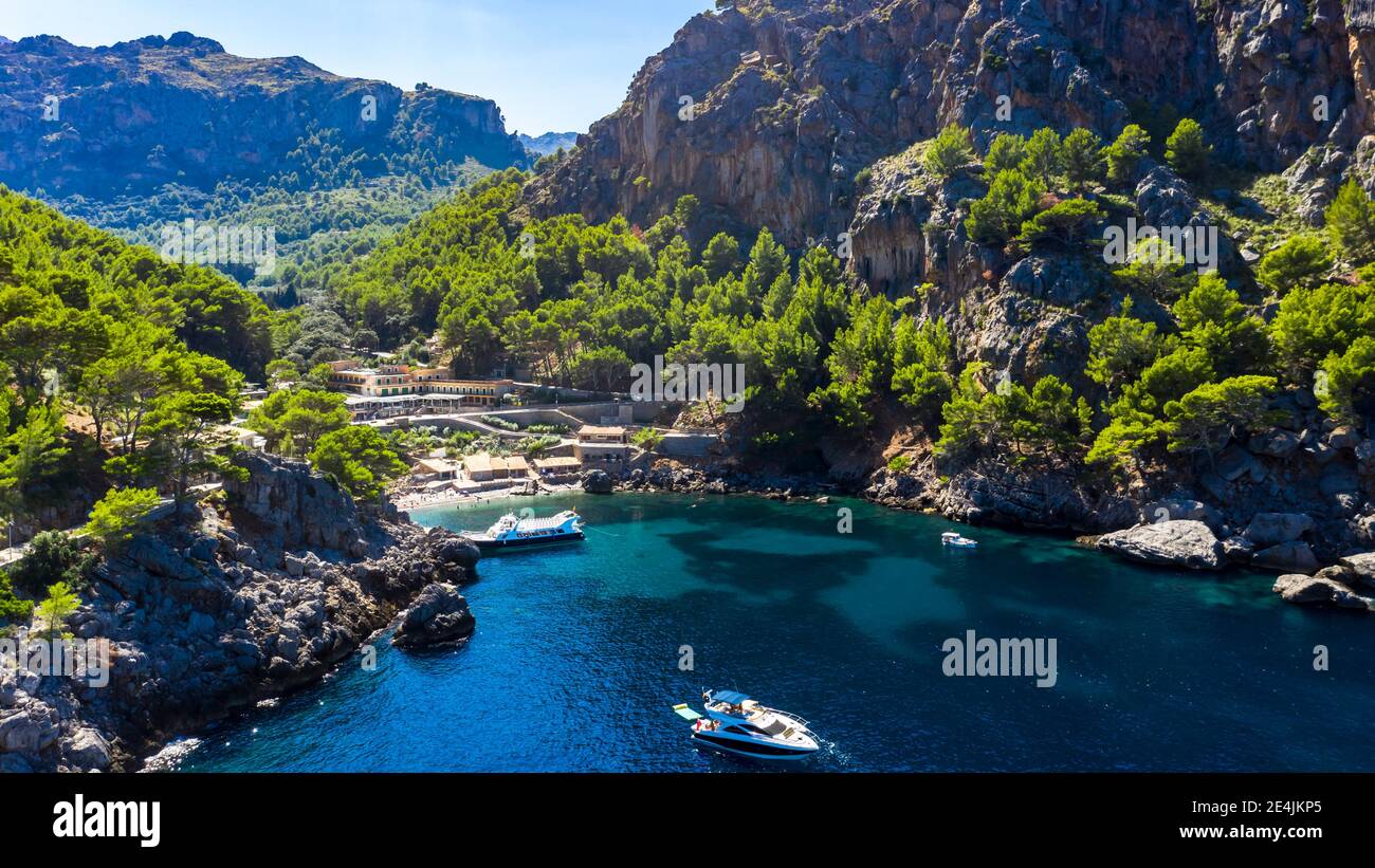 Panoramablick auf das Meer mit Felsbergen an sonnigen Tagen, Torrent De Pareis, Sierra De Tramuntana, Mallorca, Balearen, Spanien Stockfoto
