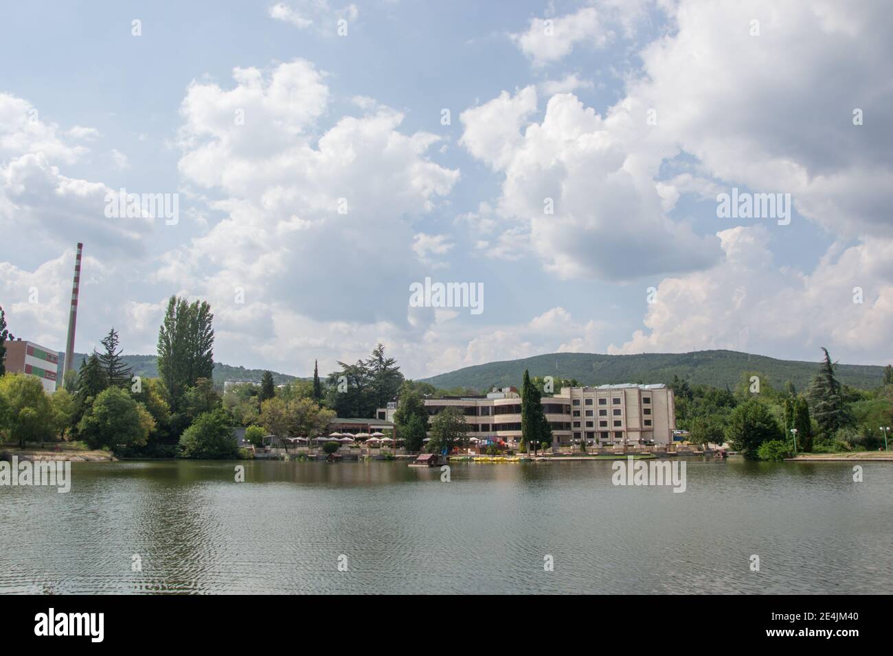 Schöne friedliche Natur, Bäume und Pflanzen auf einem See, Gebäude unter den Bäumen, Sommersaison, Reflexion im Wasser, Zagorka See, Stara Zag Stockfoto