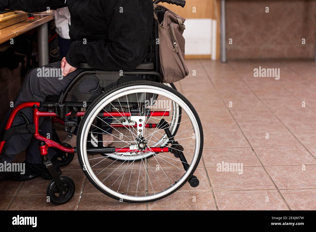 Reifer Mann mit Behinderung sitzt im Rollstuhl Stockfoto