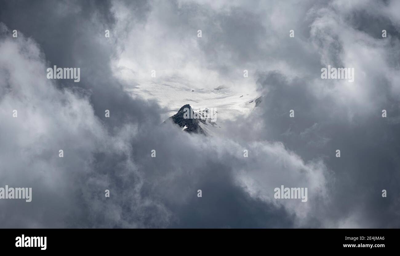 Wolkenverhangener Gletscher mit Felsen, hochalpine Landschaft, Chamonix, Haute-Savoie, Frankreich Stockfoto