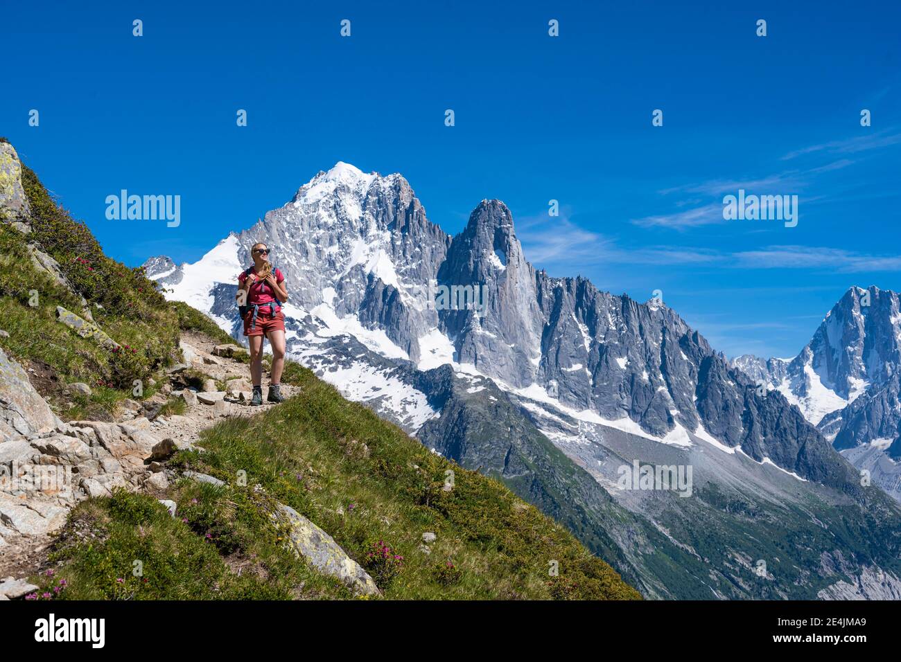 Wanderer zu Fuß, Grand Balcon Sud, Aiguille Verte Gipfel, Grandes Jorasses, Mont Blanc Massiv, Chamonix-Mont-Blanc, Haute-Savoie, Frankreich Stockfoto