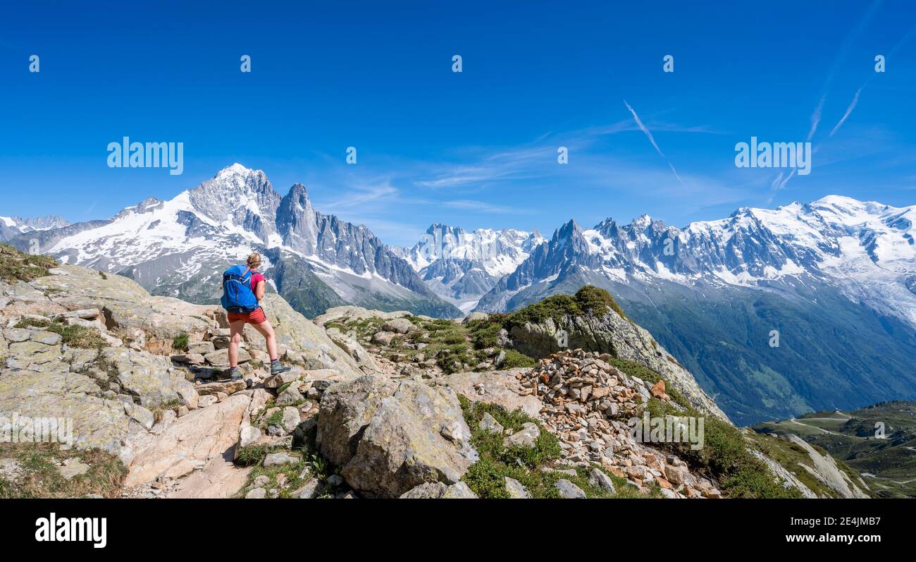 Wanderer auf Wanderweg, Grand Balcon Sud, Gletscher, Mer de Glace, Aiguille Verte und Mont Blanc Gipfel, Grandes Jorasses, Mont Blanc Massiv Stockfoto