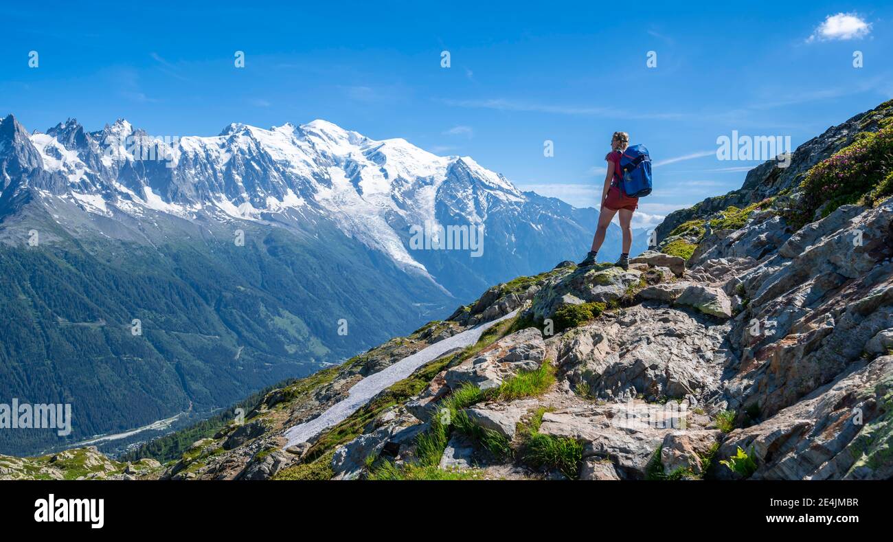 Wanderer auf einem Wanderweg, Grand Balcon Sud, Mont Blanc, Grandes Jorasses, Mont Blanc Massiv, Chamonix-Mont-Blanc, Haute-Savoie, Frankreich Stockfoto
