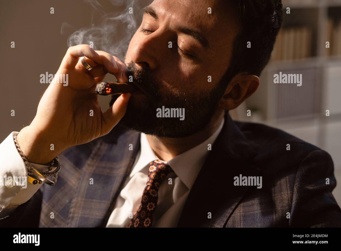 Porträt eines bärtigen Mannes, der Zigarre raucht Stockfoto