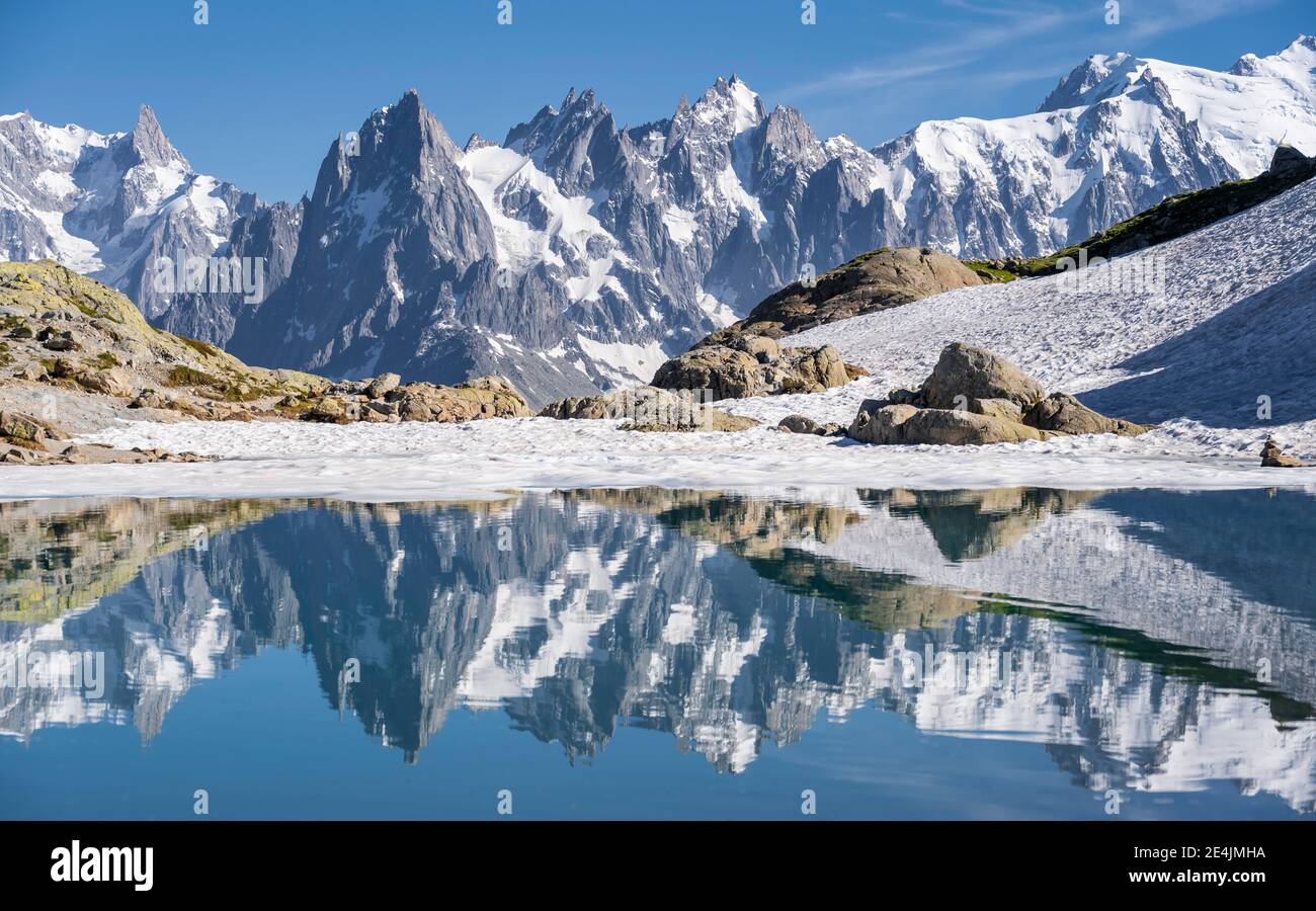 Bergpanorama, Lac Blanc, Berggipfel spiegeln sich im Bergsee, Grandes Jorasses und Mont Blanc Massiv, Chamonix-Mont-Blanc, Haute-Savoie Stockfoto