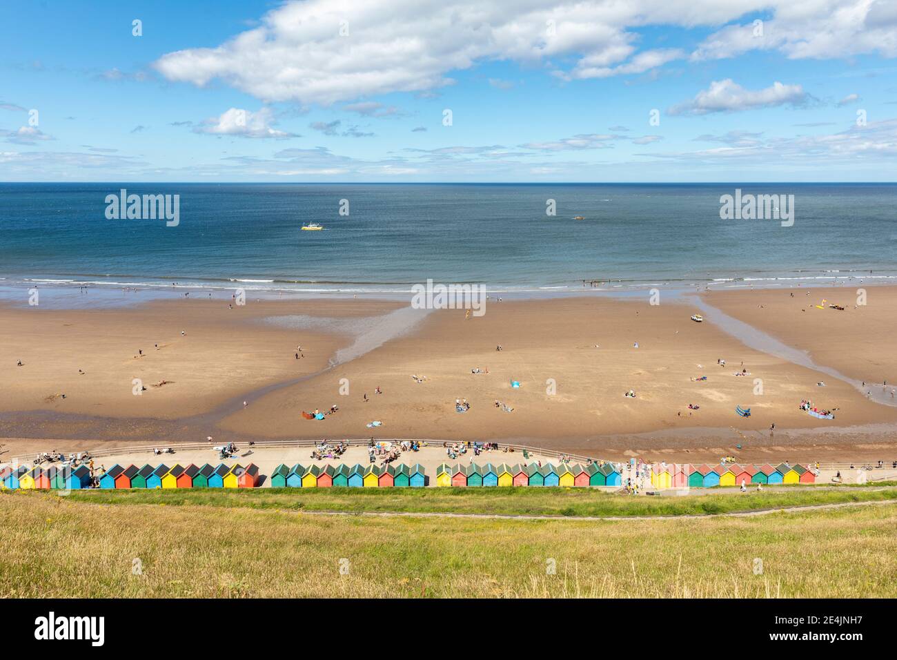 Luftaufnahme des Strandes gegen den Himmel während eines sonnigen Tages in Whitby, Yorkshire, Großbritannien Stockfoto