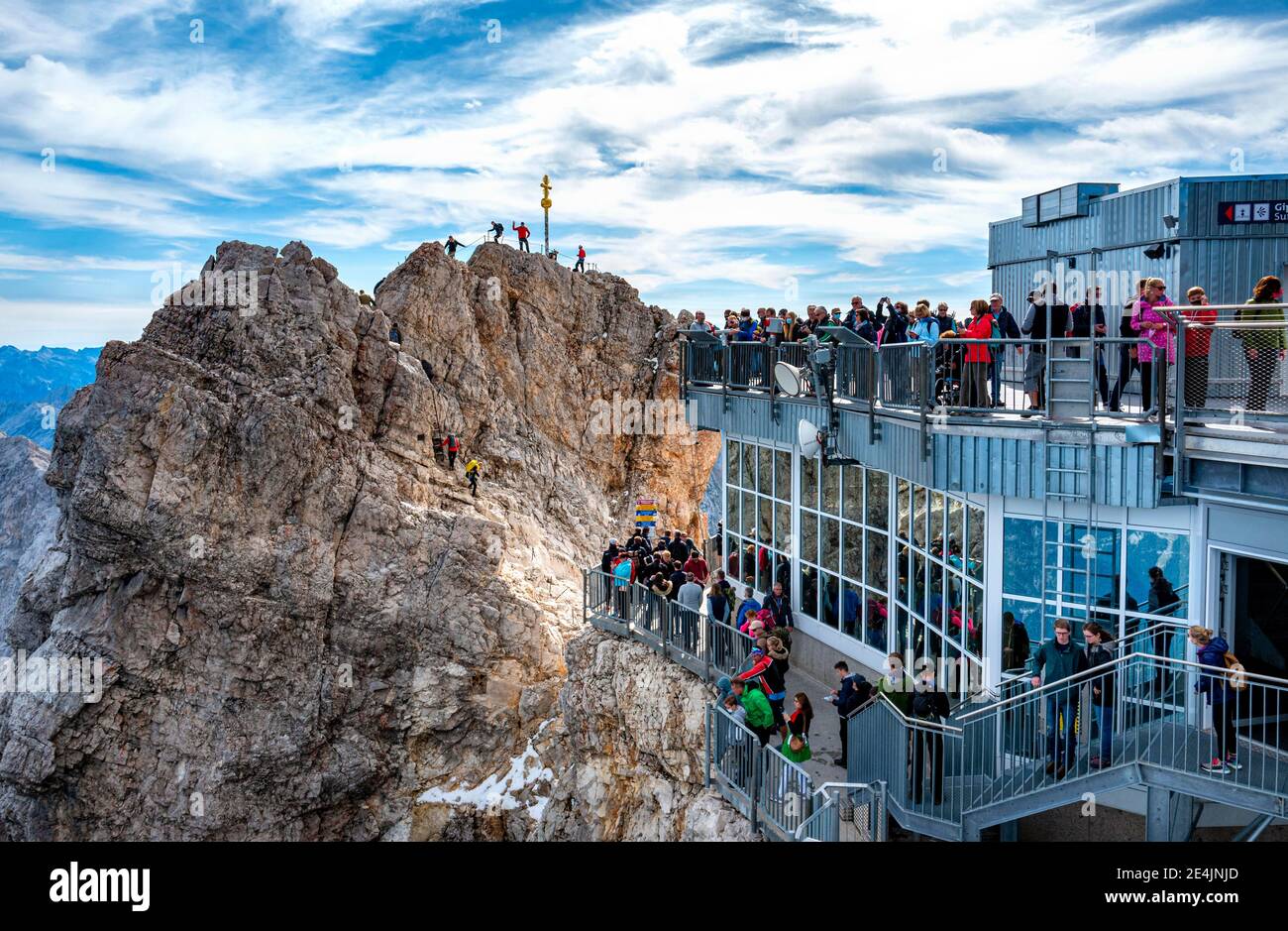 Aussichtsplattform mit Touristen auf der Zugspitze, Bayern, Deutschland Stockfoto