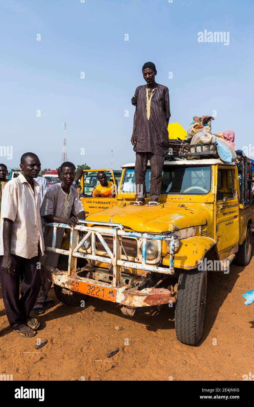 Altes Jeep Offroad-Fahrzeug mit lokalen Männern, südlichen Niger Stockfoto
