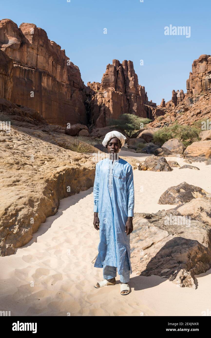 Junge Beduin in traditioneller Kleidung am Wasserloch Guelta d'Archei, Ennedi Plateau, Tschad Stockfoto