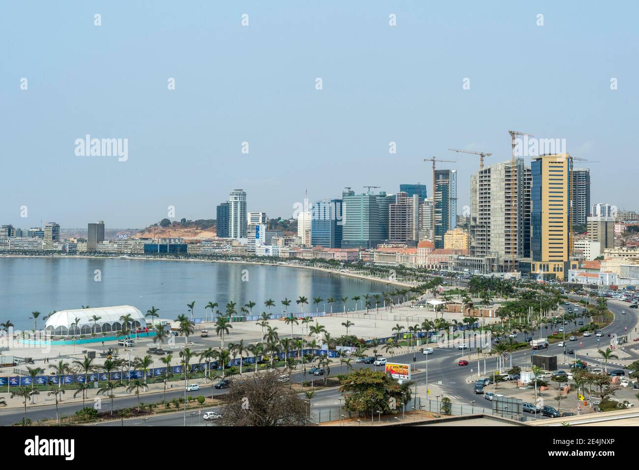 Blick auf die neue Marginalpromenade (Avenida 4 de Fevereiro), Luanda, Angola Stockfoto