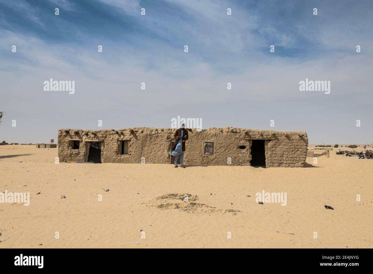 Mann vor dem traditionellen Schlammhaus, einem Dorf in der Wüste, zwischen Faya-Largeaux und N'Djamena, Sahara, Tschad Stockfoto