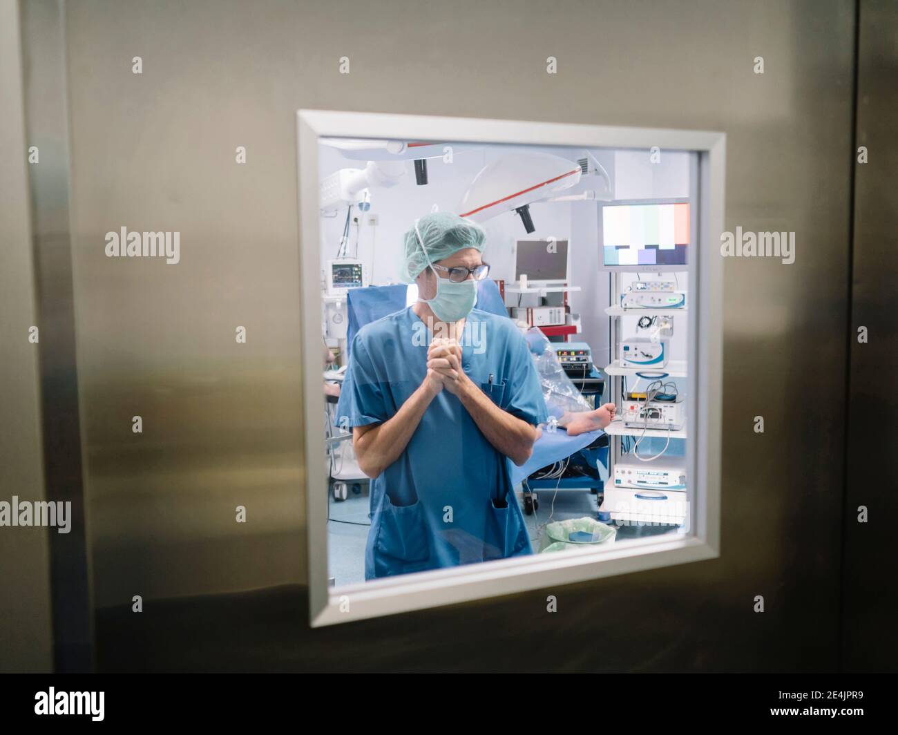 Orthopädischer Chirurg, der in der Notaufnahme des Krankenhauses operiert Stockfoto