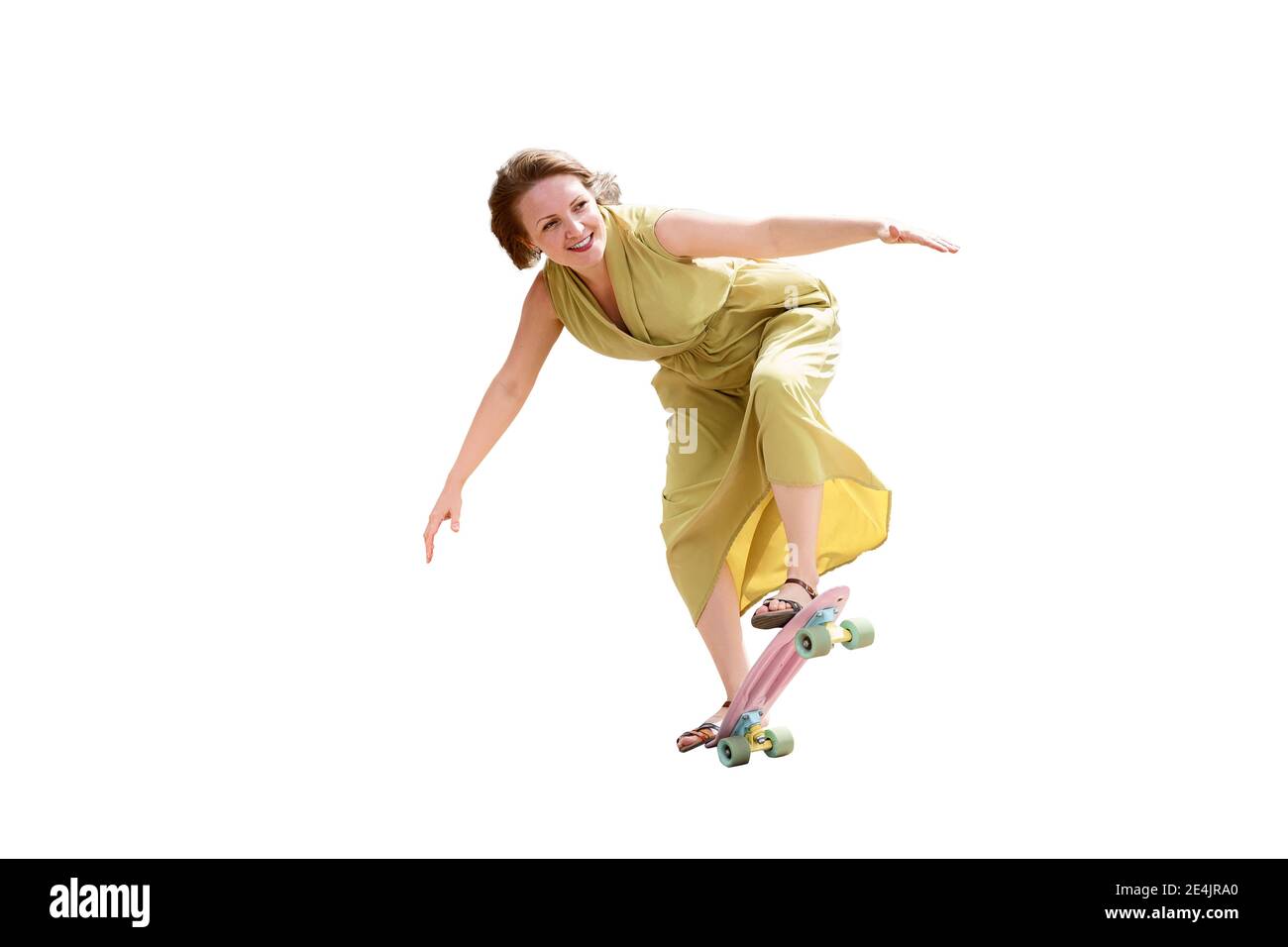 Verrückte Frau in einem langen Kleid führt Tricks auf einem Skateboard. Isolieren auf weißem Hintergrund Stockfoto