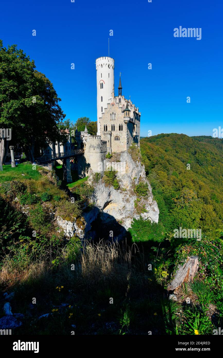 Schloss Lichtenstein gegen klaren blauen Himmel, Schwäbische Alb, Deutschland Stockfoto