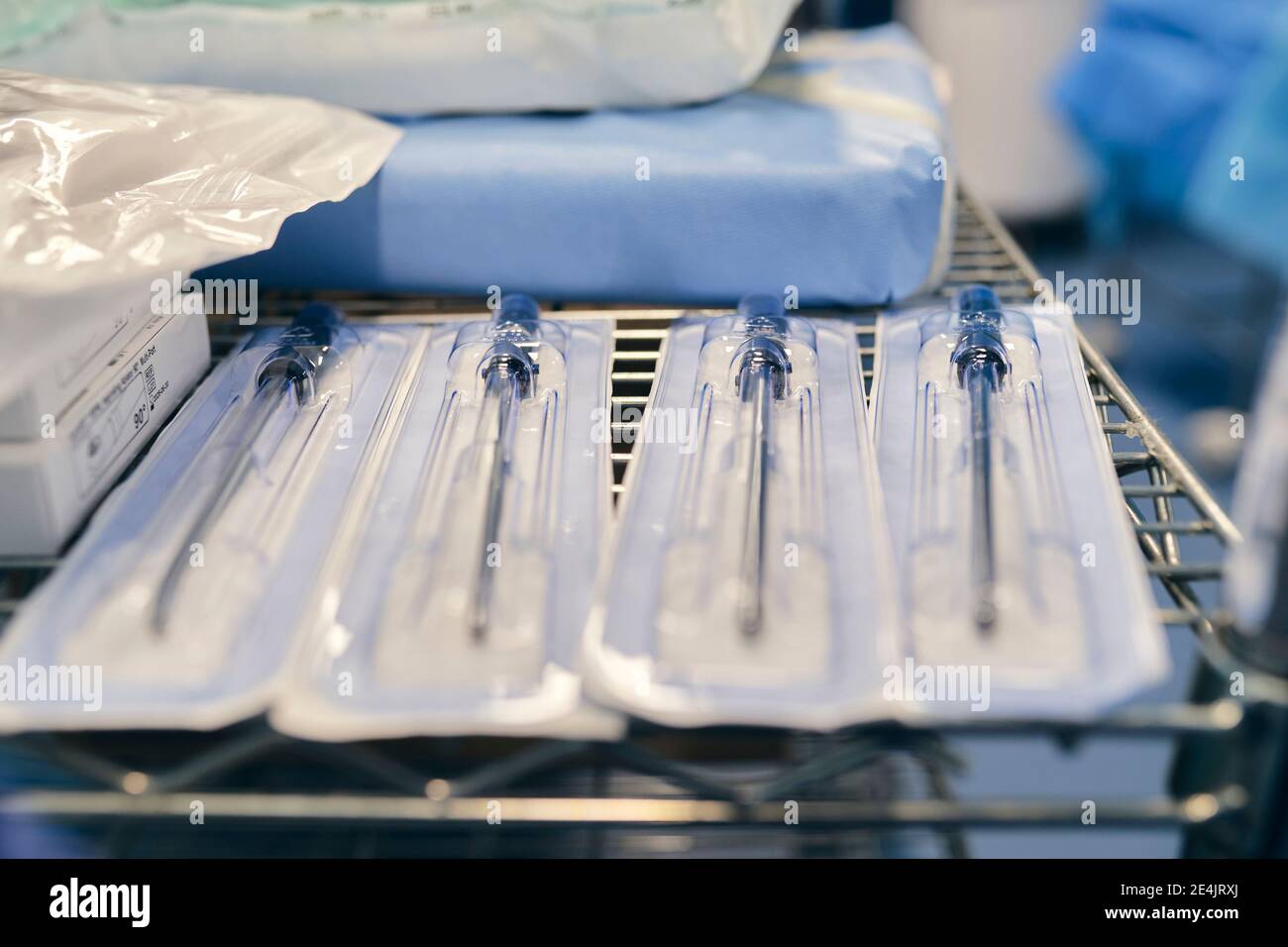 Nahaufnahme eines medizinischen Instruments auf dem Regal im Krankenhaus Stockfoto