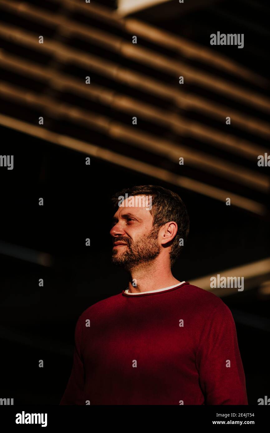 Mann raucht im Freien Stockfoto