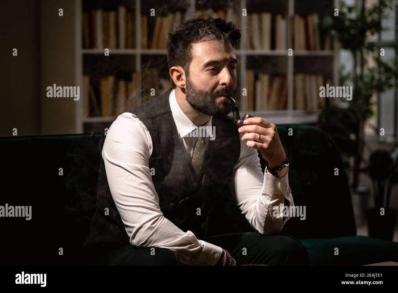 Porträt eines bärtigen Mannes, der Pfeife raucht Stockfoto