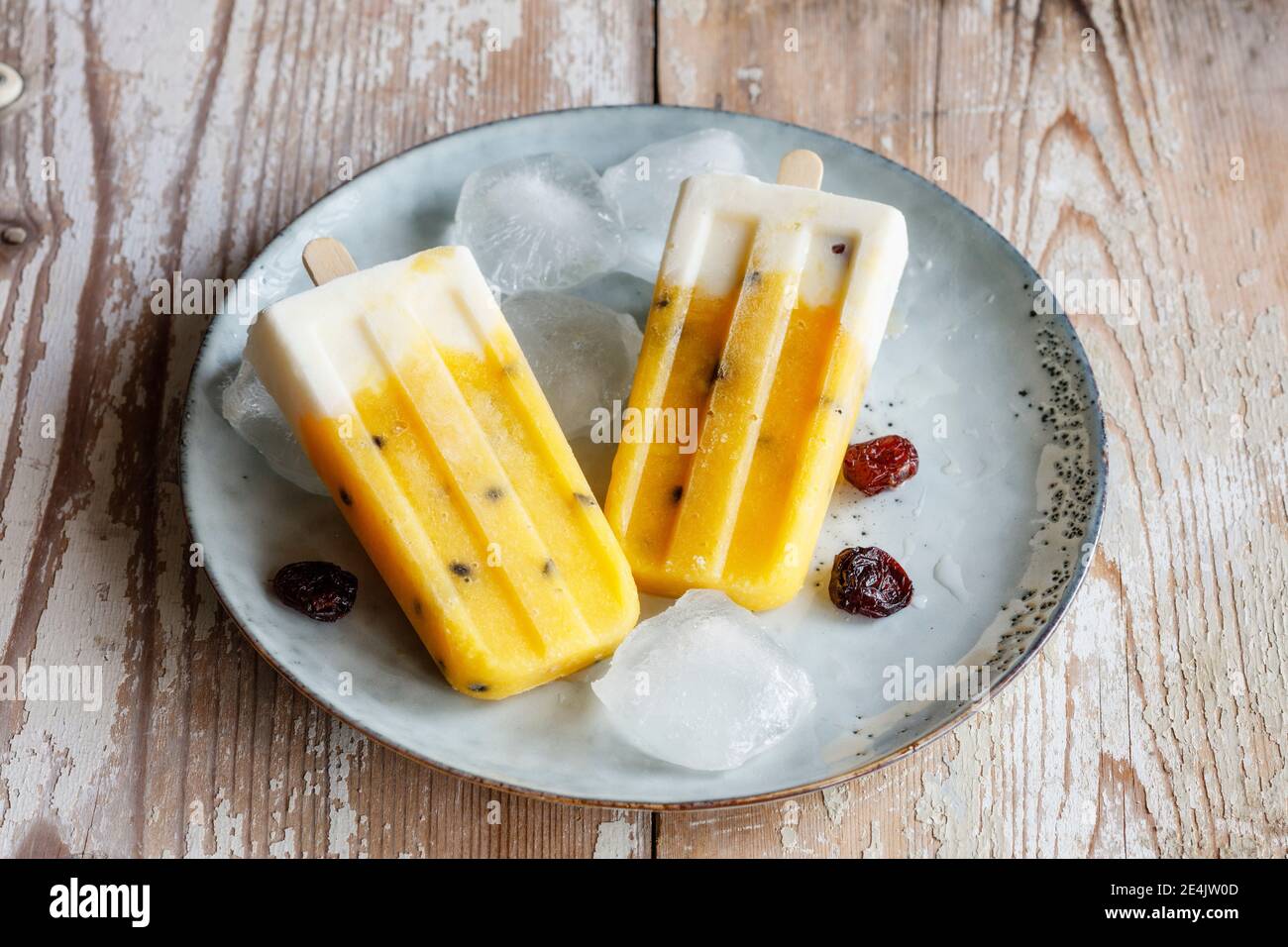Hausgemachte Fruchtknöchel mit Mango und Passionsfrucht Stockfoto