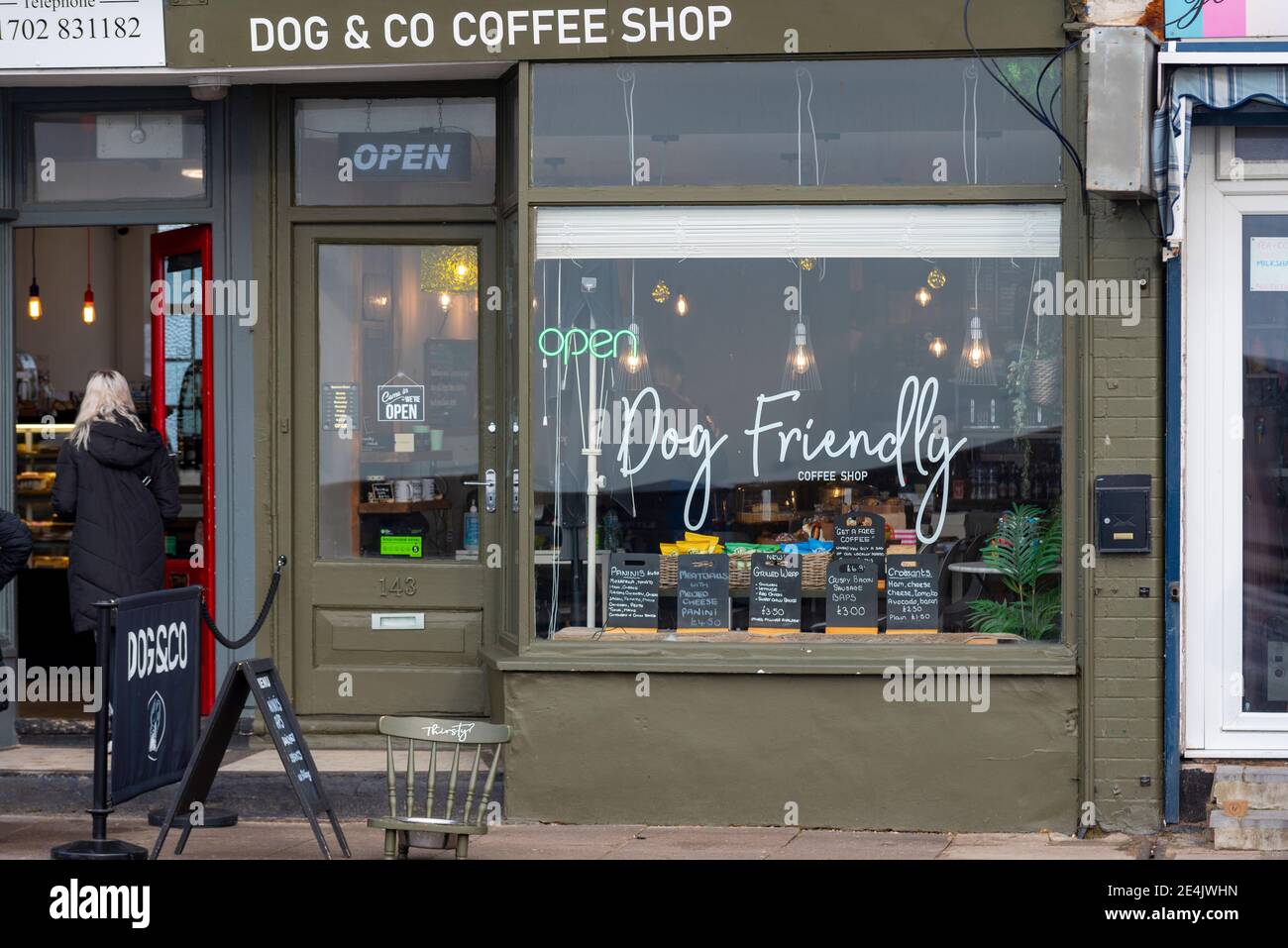 Hundefreundliches Café, Café in Southend on Sea, Essex, Großbritannien. Fensteranzeige. Hund & Co Stockfoto