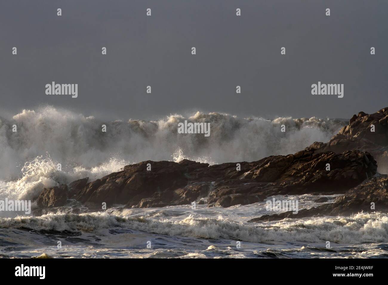 Große brechende Meereswelle an einem stürmischen Tag. Stockfoto