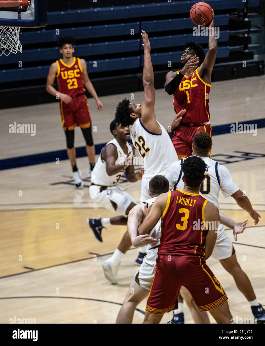 Hass Pavilion. Januar 2021. CA U.S.A. USC Trojans Forward Chevez Goodwin (1) macht einen Schuss während des NCAA Basketball-Spiels zwischen USC Trojans und der California Golden Bears 76-68 Sieg in Hass Pavilion. Thurman James/CSM/Alamy Live News Stockfoto