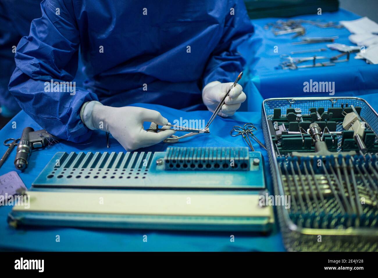 Orthopädischer Chirurg, der im Krankenhaus auf der Intensivstation am Knie operiert Stockfoto