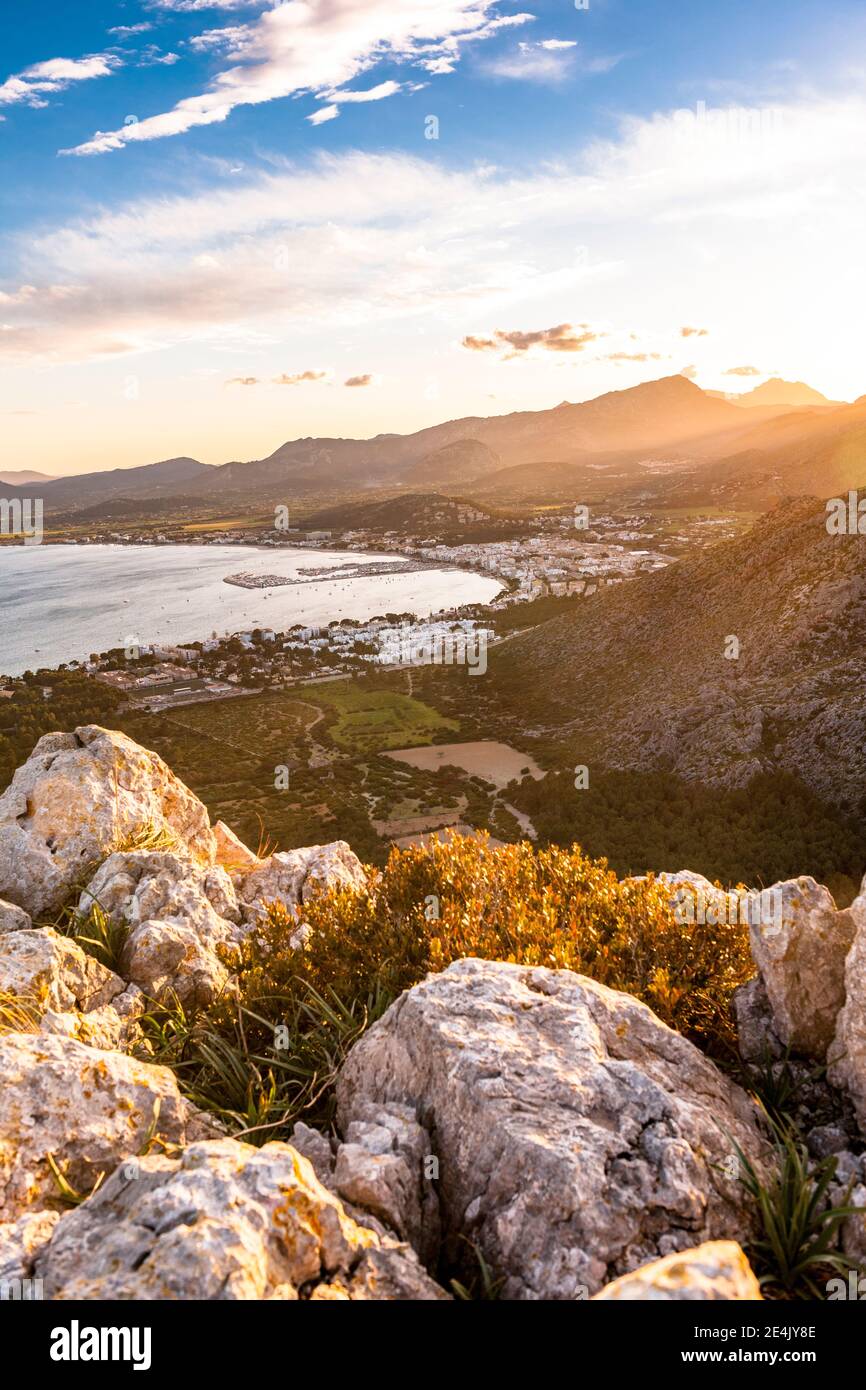 Spanien, Mallorca, Port de Pollenca, Sonnenuntergang über dem Küstental im Sommer Stockfoto